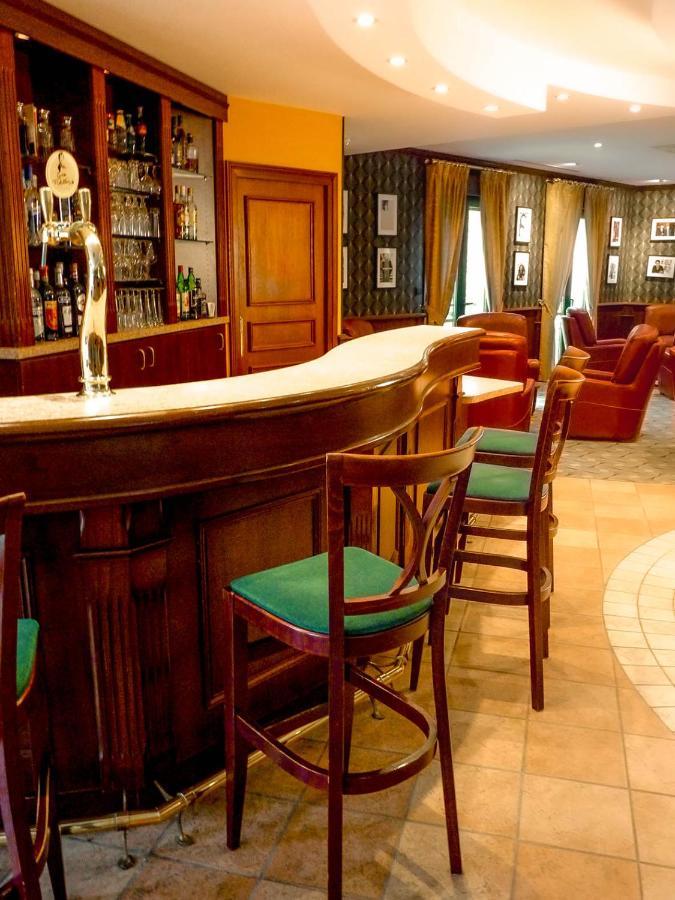 Logis Hotel - Restaurant Le Tulipier Vienne-le-Chateau Bagian luar foto