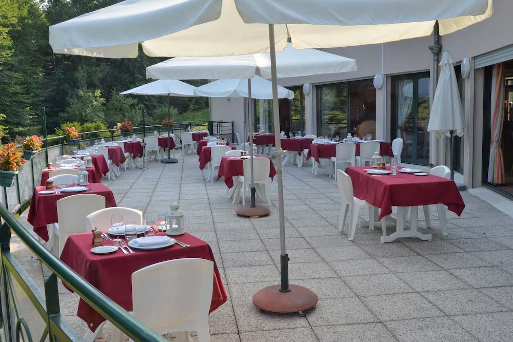Logis Hotel - Restaurant Le Tulipier Vienne-le-Chateau Bagian luar foto