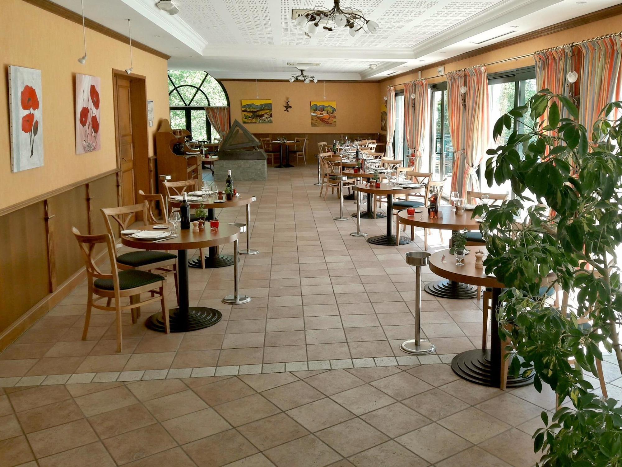 Logis Hotel - Restaurant Le Tulipier Vienne-le-Chateau Bagian luar foto