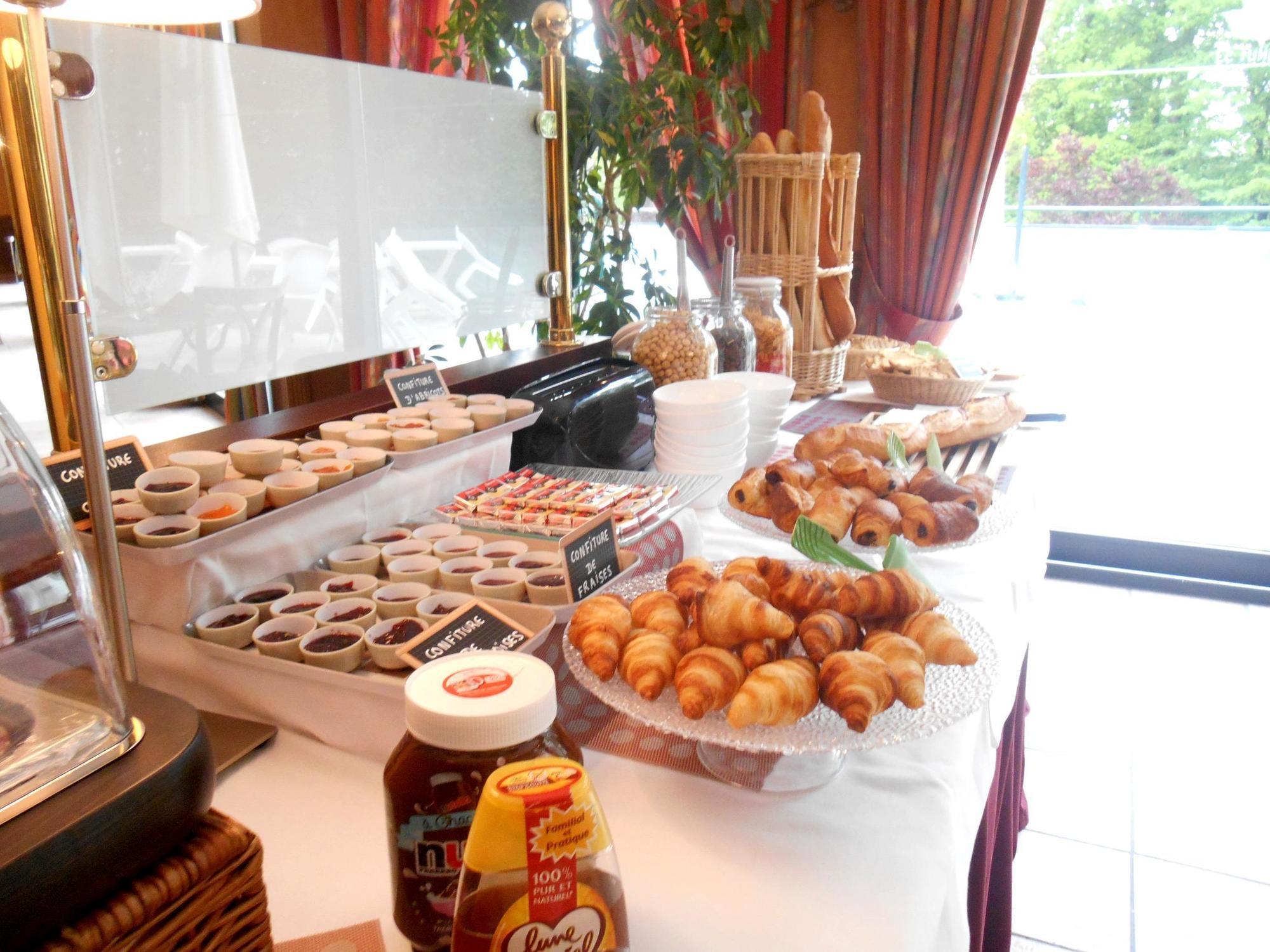 Logis Hotel - Restaurant Le Tulipier Vienne-le-Chateau Bagian luar foto