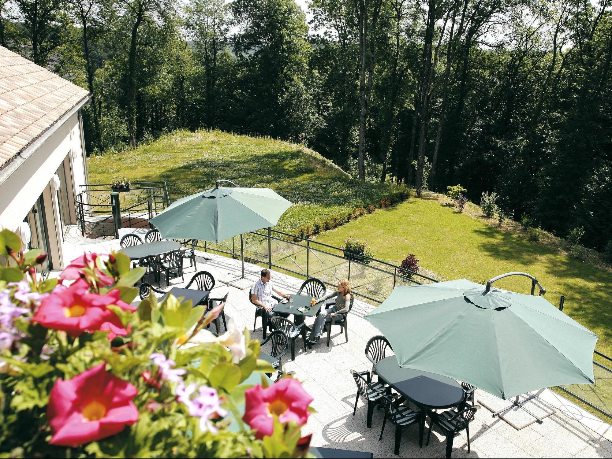 Logis Hotel - Restaurant Le Tulipier Vienne-le-Chateau Bagian luar foto